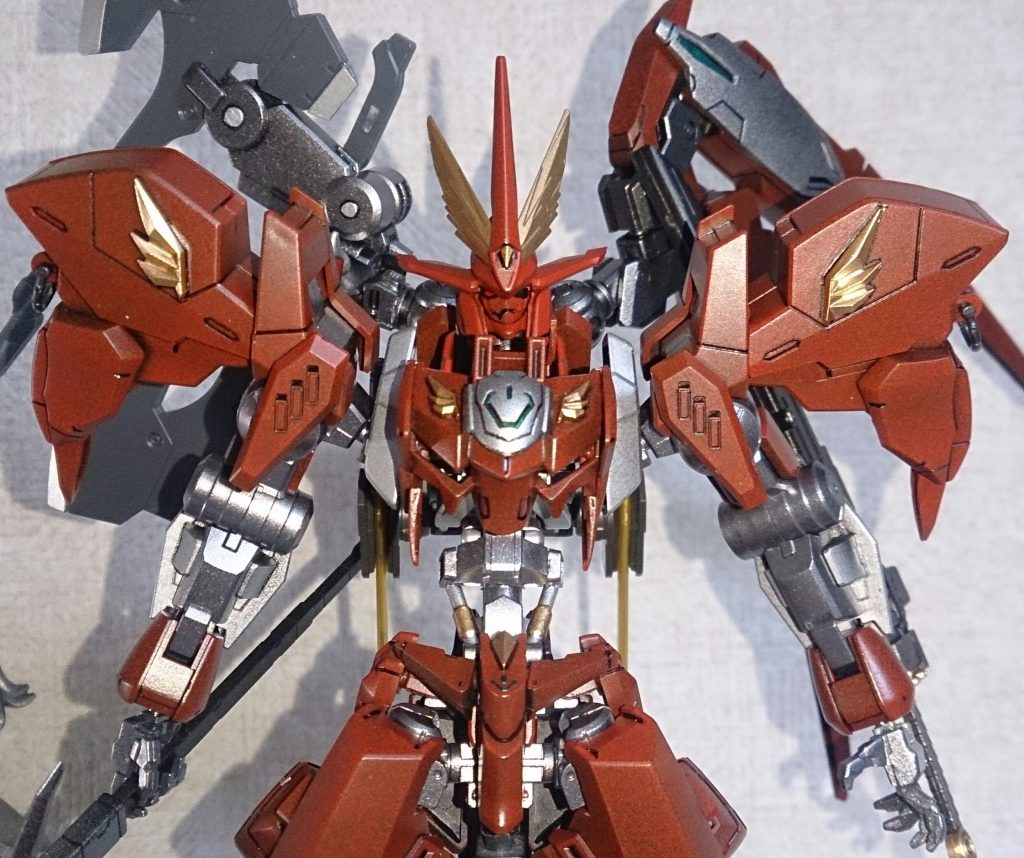 顔付近アップ。
今回は冒頭の写真がメインのため非対称になってます。敵には怒りを、乙女には平静を装おうみたいなf(^_^;
腹部はガンダムフレームで10ミリ延長してます。