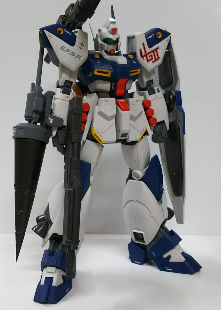 フル装備。ライフルはMGギラドーガのを形状変更したものです。ショットランサー風の武器はクロボンが使ってたのを連邦がパクったという脳内設定です。これでジェガン兄さんの仇をとります(笑)