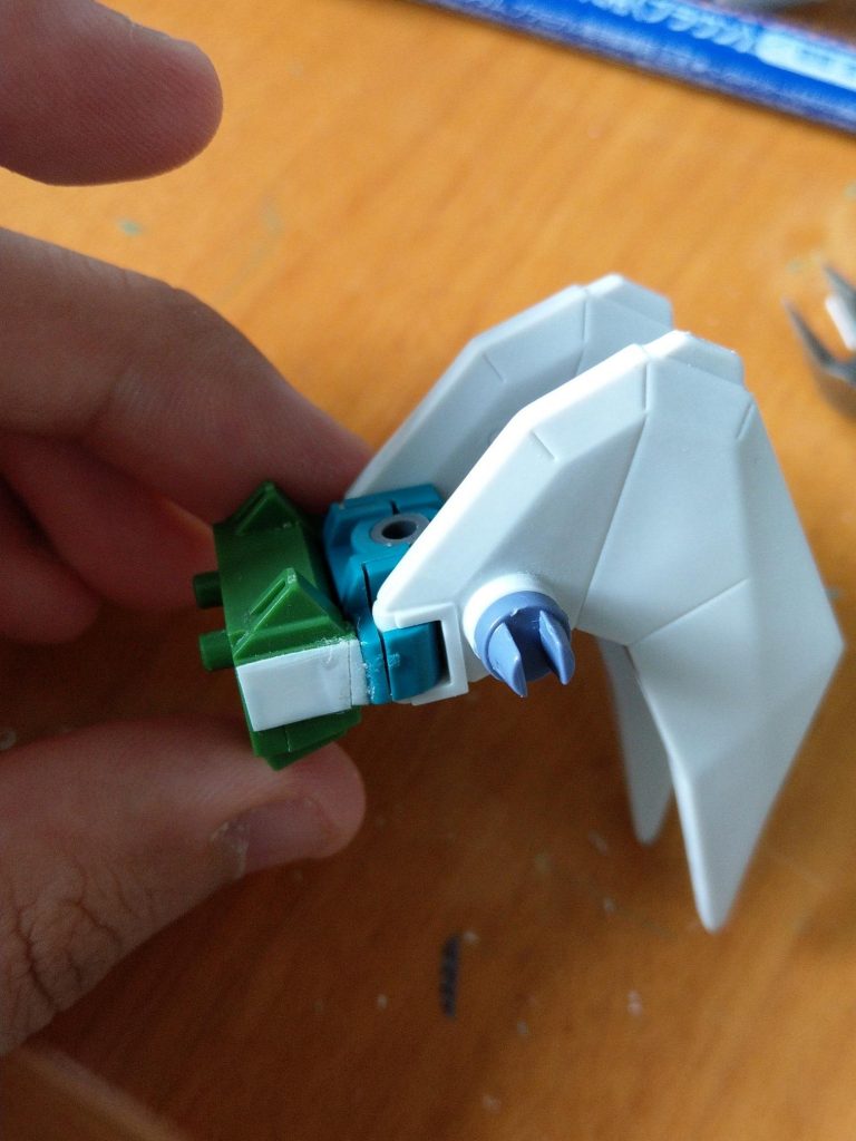 バックパックの構造
ビームキャノンにもプラ板を貼って穴隠しをしています