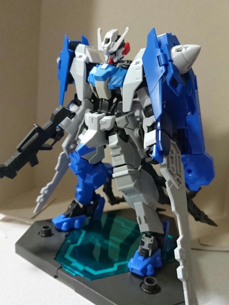 以上になります。
仮組時。大幅なカラーリングはそのまま。塗装時に色合いを同じ色に統一しました。
この時はヴィダール胴体であったり腕のビームサーベルが巨大だったり別の背負いものがあったり、と色々別です。
肩装甲は某動画様で見たグレイズリッターに影響を受けアイデアをお借りしました。
