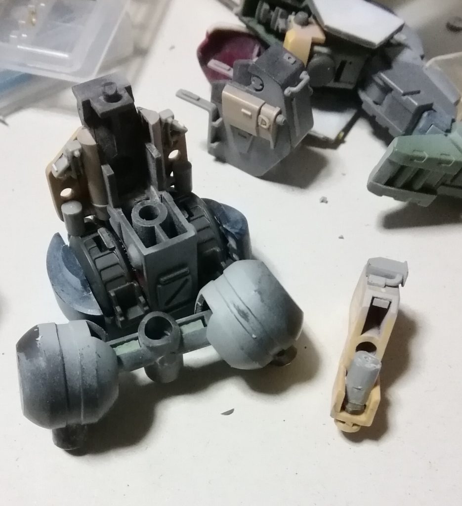 股間軸は上下回転軸から上下スライドと前後回転軸に変更。