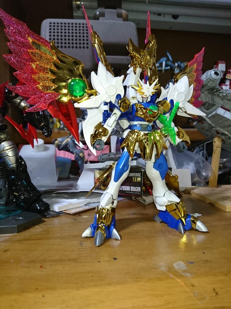 塗装前の状態。とにかく背中の羽が巨大なため自立が難しいため足にネオジム仕込んだり背中が反らないようにボールジョイントに穴を開けてプラ棒差し込んだりしています。