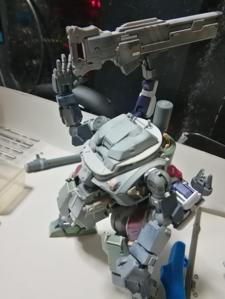 塗装後クリアランスギリギリすぎてもう持たせたくなくなったライフルのグリップ部はここ。