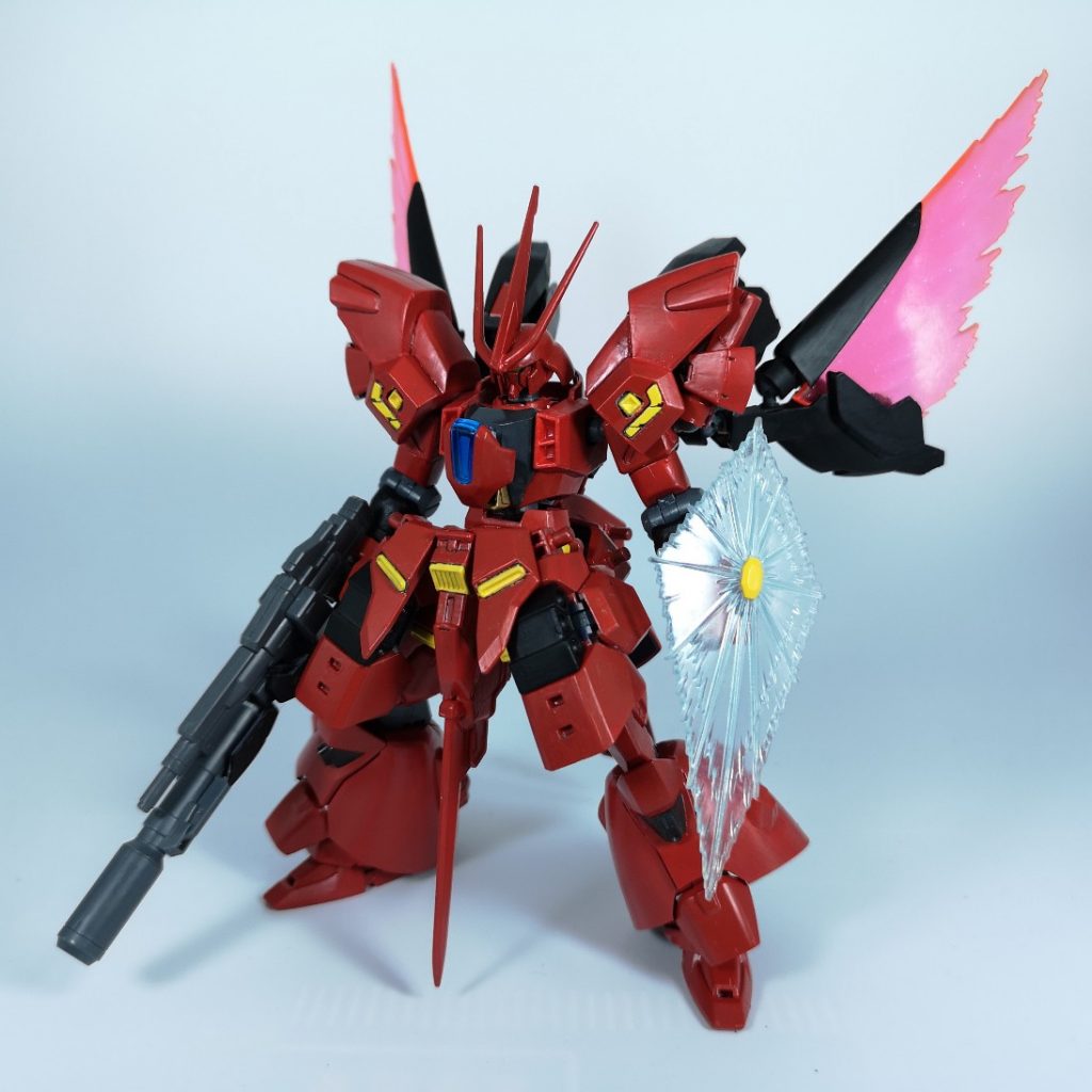 武装としては実弾キャノン付きビームライフル、ビームソード展開機能付きの大型アックス、腹部装甲に隠されたカリドゥスビーム砲、オプション武装としての手持ちガトリング砲×2です
また、画像のようにデスティニー等から引き継いだビームシールドや光の翼も展開可能ですね