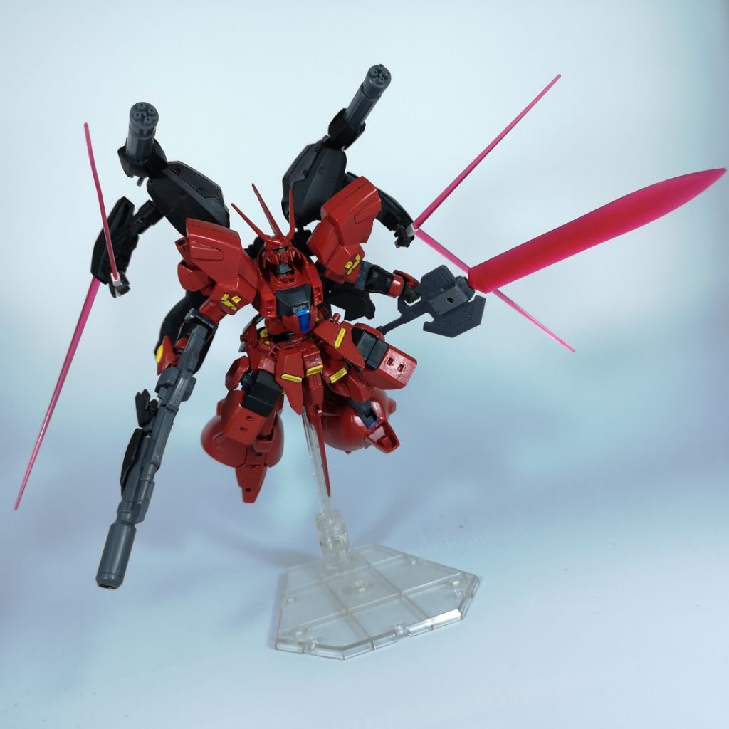 隠し武装として、本家サザビーならファンネルラックであるバックパックは脳波制御の隠し腕を展開できます(グシオンリベイクフルシティから流用しました)
実はこのサザビー、遠隔操作武装がない近接寄りの武装となっているんですよね
これは「サザビー系なら」という思い込みを逆手に取ったカウンターを狙ってのもので、このようにビームサーベルを展開し斬りかかります
ある意味ジ・Oの方が近い機体構成かもですね