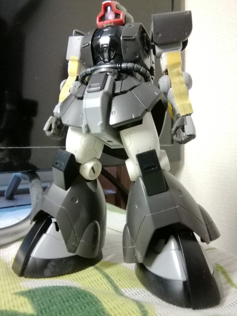 素組の段階。腕は後ハメ加工のため、内部を切断してあります。