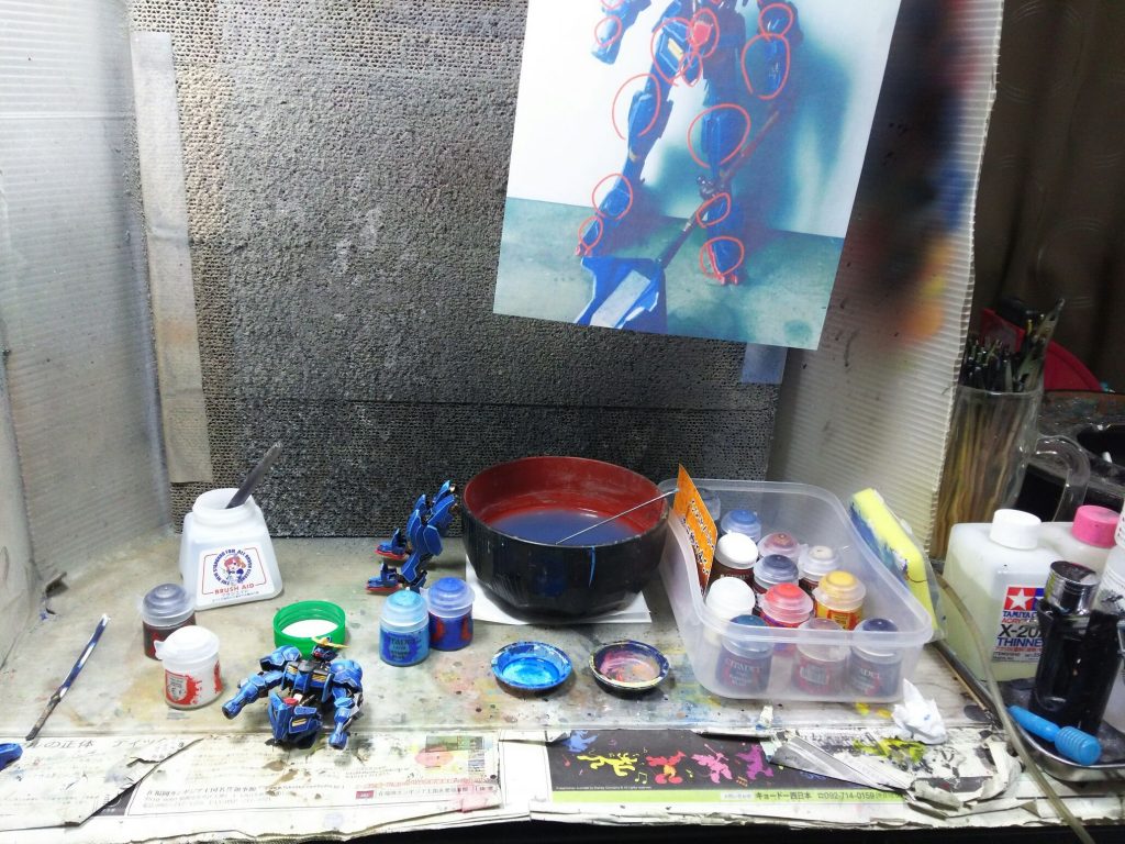 陰影は実際に左上から光を当てた写真をプリントアウトして、光が強く当たっている部分を白っぽく、影の部分を黒っぽく塗り分けてます。