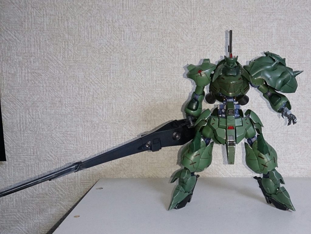 正面です。
グシオンとマンロディをメインに、頭部はアルケー、ランスはキマトルとガフランの尻尾から。ブキヤさんのワイルドハンドも使用してます。