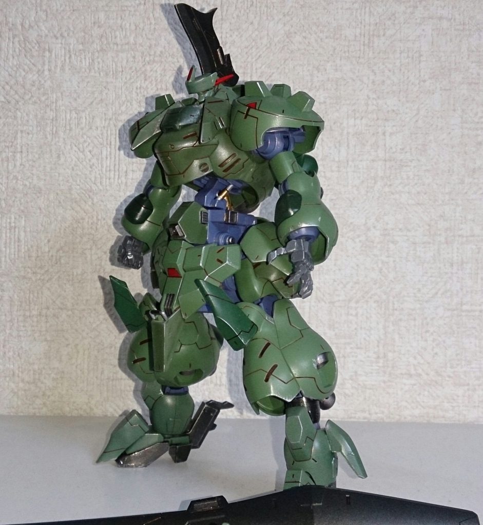 左から。
肩のシールドはネオジムで着脱可能です。グシオンのボディでできてます。