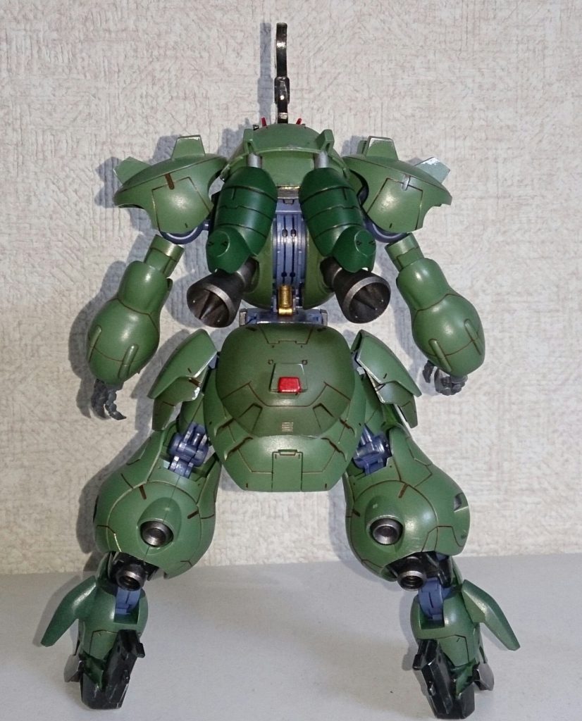 バックショット。
塗装は、マンロディの薄い緑を缶スプレーの暗緑色で塗装し、下駄やバーニア系を焼鉄色や黒鉄色の筆塗りで。あとは成型色にドライブラシをしました。