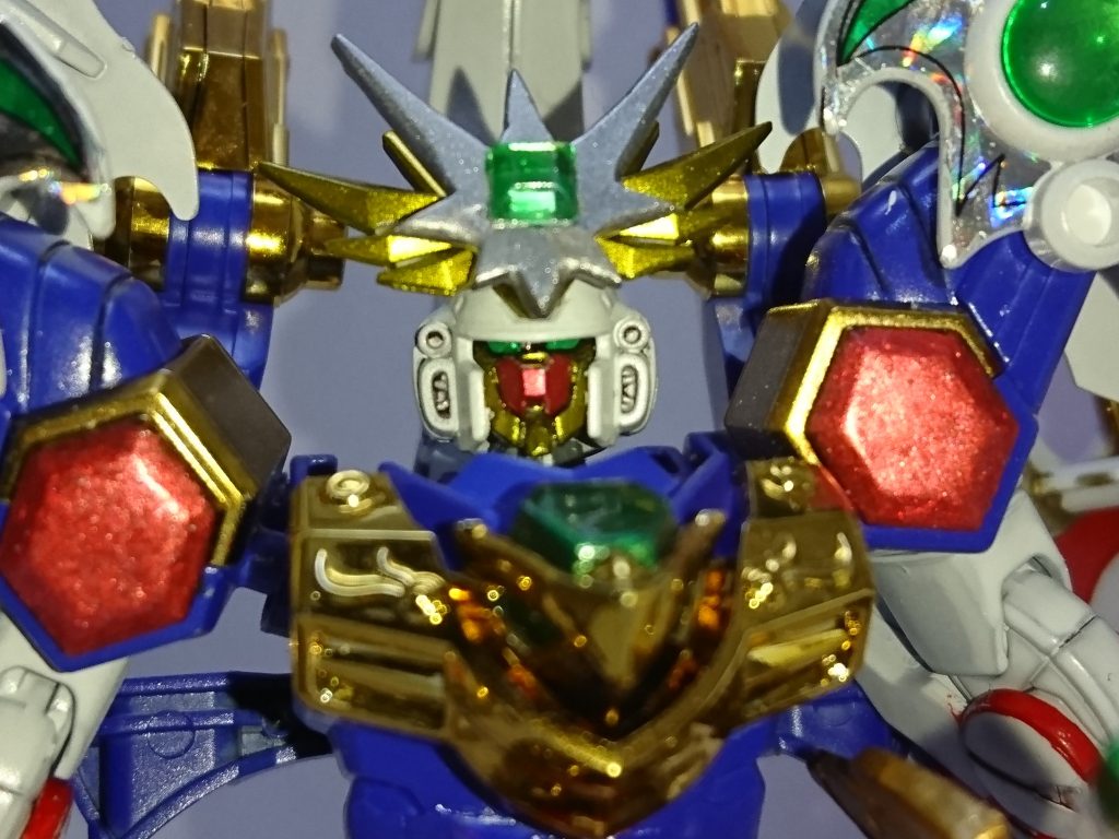 マスク部分はダブルオースカイの物を移植して角はエンブレムレリーフで製作しました。金部分はネオジオンのエンブレムを切り落として銀部分は連邦のエンブレムを複数切って組み合わせて裏返した物にセリアで買ったデコレーションテープを切り離してクリア塗装後に貼り付け