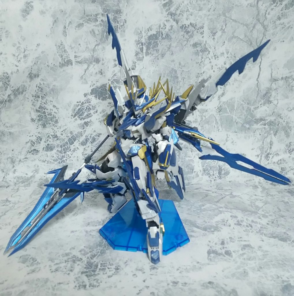 フロントショット。
“Ｘ”字のシルエットが特徴的であり、下部ウイングはグレイシアソードでもある。