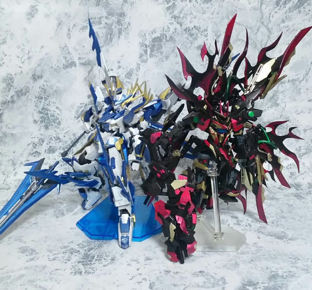 オマケ、自作小説の主人公機と共に。
本機体は、ある意味もう一人の主人公である“彼”の後継機と成る。