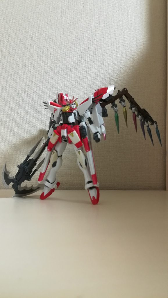 全体像です
特徴的な羽は、コトブキヤさんの改造パーツを細かくカットして繋ぎ直したものです
鎌もコトブキヤさんのものを少し改造したものです
ヴェスバーは腰に移動してあります
(スカートっぽくしたかったのです( ´ ▽ ` )ノナッテルカナ?)
胴体についている金色のやつと、腰についてる金色のやつはビームシールド発生機です(唯一の防御装備でもあります(^o^;))