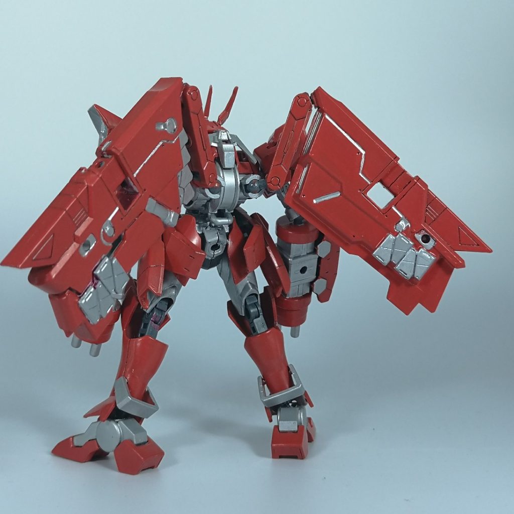 グレイズを元に、各部ミキシングでブリッツグレイモンに形を寄せています
特に背部ウイングは、このために取っておいたといっても過言ではないフルドドのパーツを贅沢に使用しておりますね