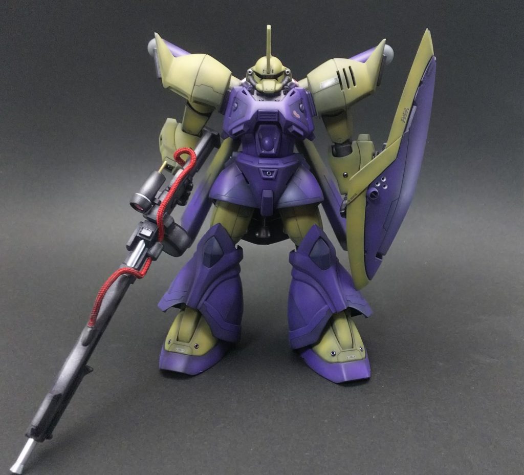 正面から。
今回は初の黒立上げでの塗装やデカール貼りに挑戦しました。