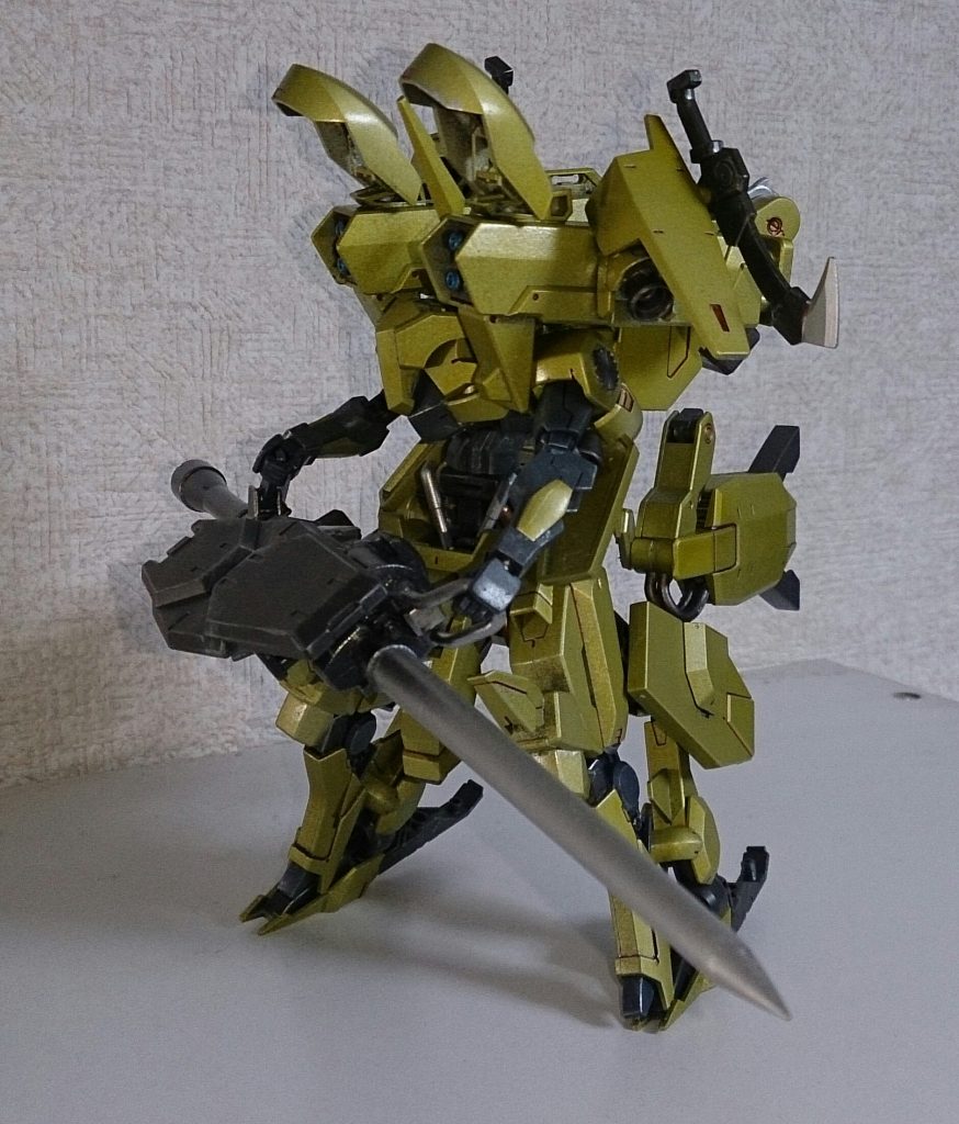 ドドドー。移動や作業はこの姿で、ギャラルホルンや組合には作業用MSとして登録申請している。