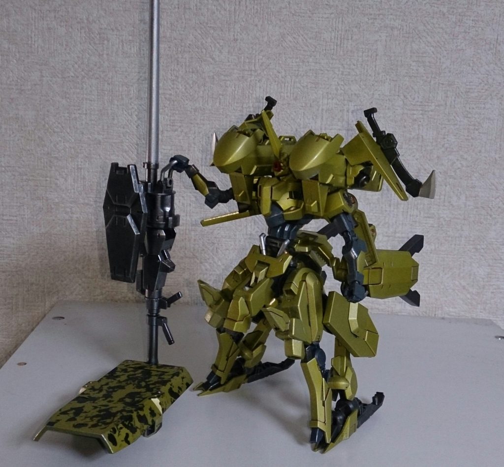 シルトランツェ  ワーカースタイル

解体業を営むある男が交流のあるタービンズに依頼して開発した作業用のMS。百里とユーゴーをベースとし、ジャンクや建設資材等で構成されている。なぜか大型のブースターを積んでおり、作業用なのに高機動、高機動なのに大型ツール持ちなので、タービンズクルーからシルトランツェ「矛盾」とゆう皮肉めいたアダ名がつけられた。