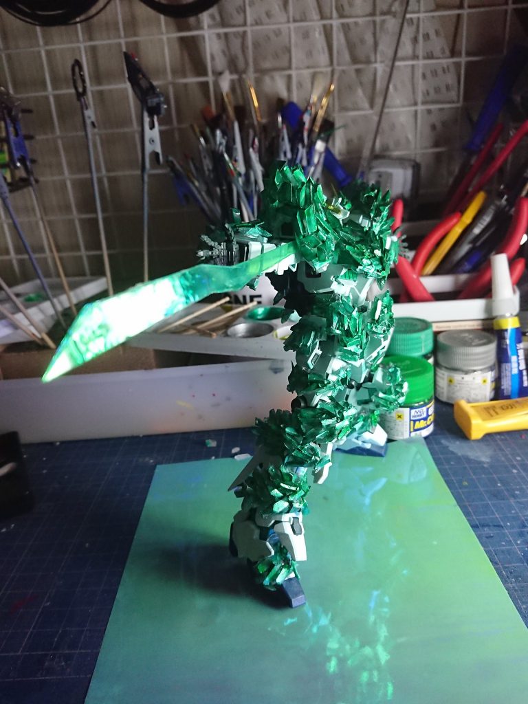 これなんて言うのが正解なんですかね?サイコシャードでいいのかな?
謎のエフェクトは百均の硬質カードケースとパール折り紙で作りました。お手軽