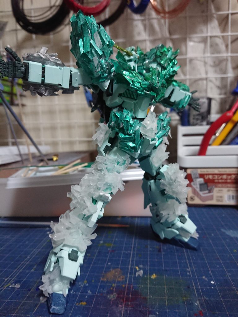 着色はシルバー→シルバーを適度に残しつつメタルグリーン→クリアグリーン
本体も各色にメタルグリーンを混ぜた色で全塗装してみたので全体的にほんのり緑でラメが入った感じです(写真じゃわかりませんが)