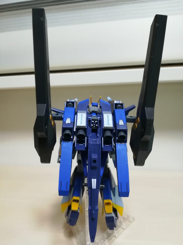 バックショット
バックパックはライトニングバックパックMk-Ⅱにケンプファーアメイジングの
バインダーを取り付けました。
腰には、ケルディムのＧＮドライブと
シールドビットをつけました。