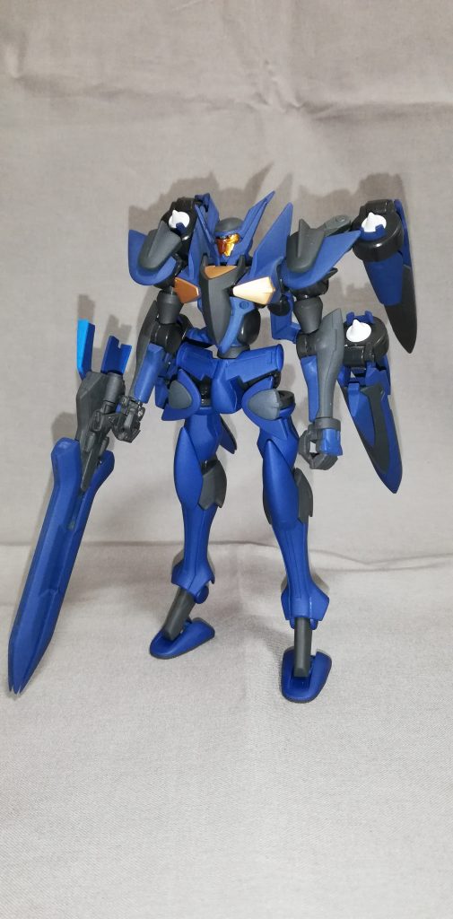 全体的なカラーリングはフラッグの黒とブレイヴの青の中間であるような紺系のカラーリングでまとめました。塗装はガンダムマーカーエアブラシを用い、マーカーはアドバンスセットのティターンズブルーです。エアブラシ塗装後、つや消しスプレーで仕上げています。