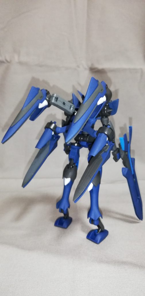 ブレイヴ指揮官用試験機のバインダーを2機分、背中中央のドライヴは一般用試験機の物。上側のドライヴの接続はランナーの外周R部とバトルアームアームズのジョイントを使用しています。