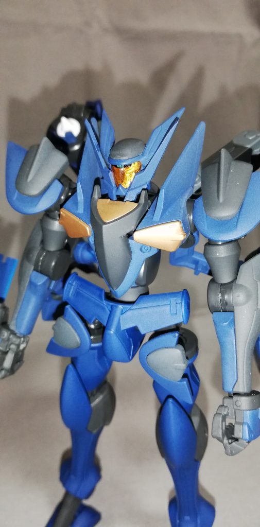 頭部バイザーのモールド部はガンダムマーカーシルバーで塗り、付属のホイルシールではなくハセガワのミラーフィニッシュを使用しました。またターンエーのようなアンテナはトランジェントガンダムの物を一部使用しています。