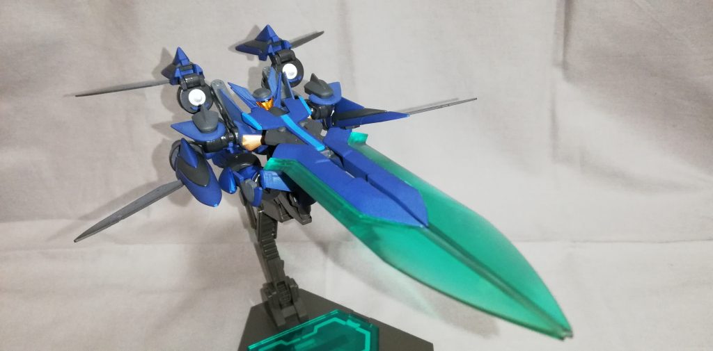 ビーム刃を展開して突撃。この場合ですと剣よりも槍っぽいですね。