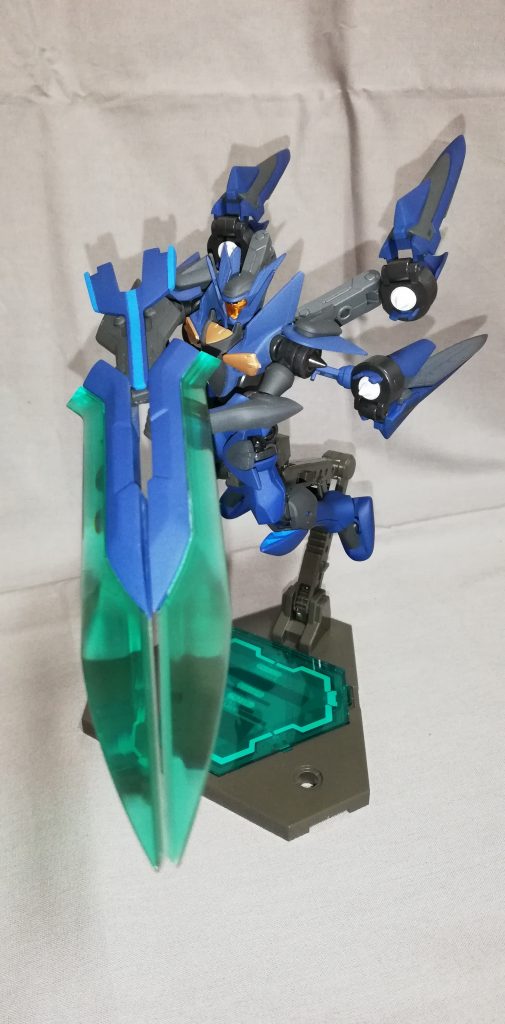 武装はキットの物をベースにしつつ、コトブキヤのメガスラッシュエッジを一部使用しています。ビーム刃を展開することができます。名称は「ドレイクバスター」