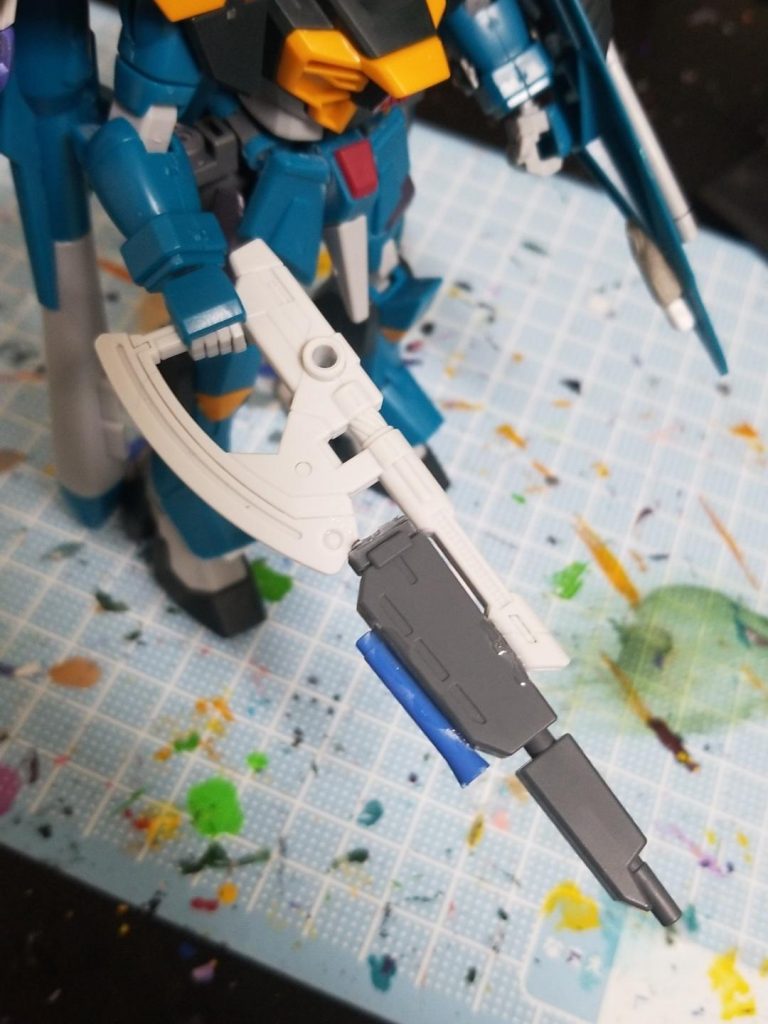 ビームライフル
バトルアームアームズについてくるアックスに紅ウェポンのビームライフルを切り取って接着
さらにビームサーベルの持ち手を接着
隙間をプラ版で隠す