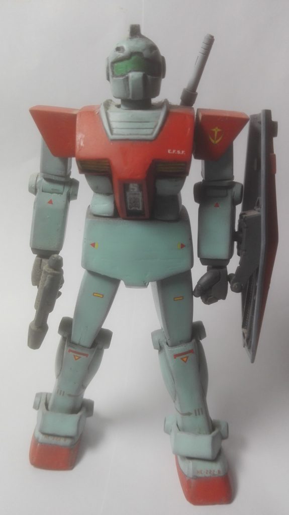 両腕はジムキャノンのものを使用。
胴体、両脚は延長しました。足首カバーはHGUCのものを使用。
腰部が高すぎたかな？