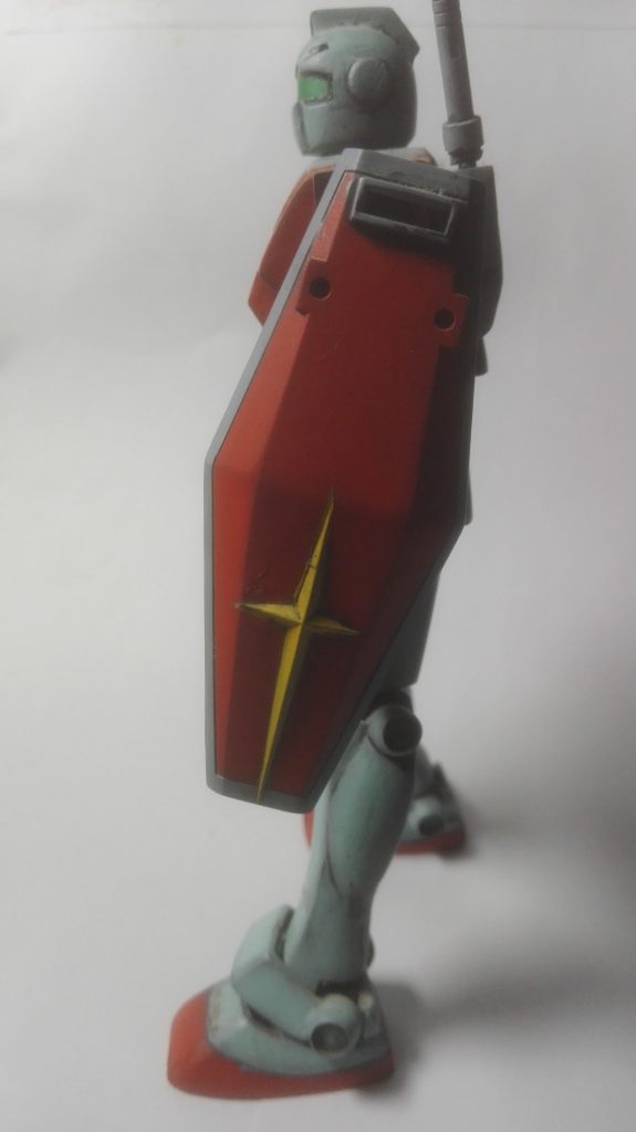 シールドをプラ版で延長し裏面をディテールアップパーツでデコレートしました。