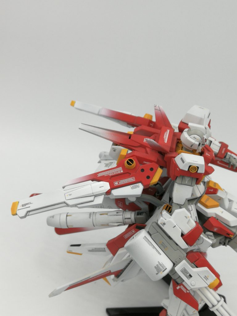 武装紹介です。
·レールキャノン
連射可能な高威力レールキャノンです。
羽のようにすることで高速移動形態になります。