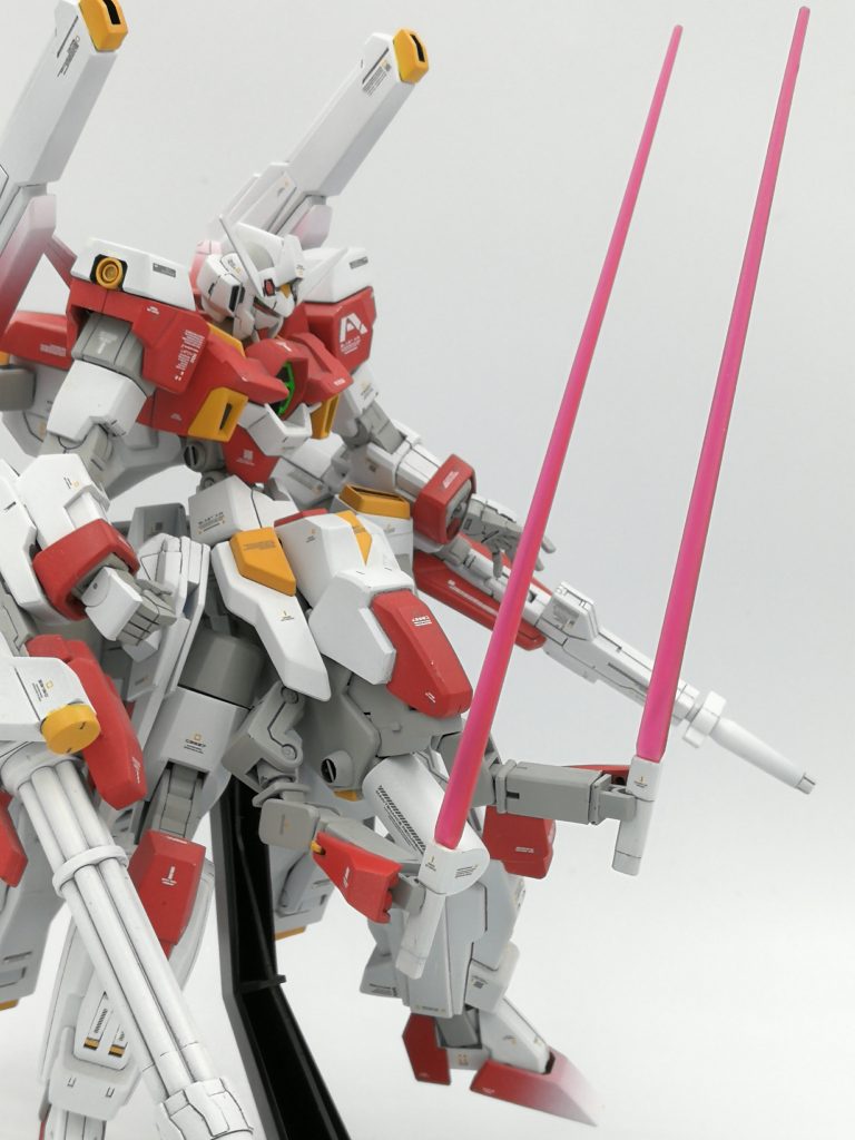 ·サブアーム
こちらは敵の接近を許した際、腕の大型の武器では取り回しが効かないのでその対処目的となります。ビームサーベルを扱うことも可能です。