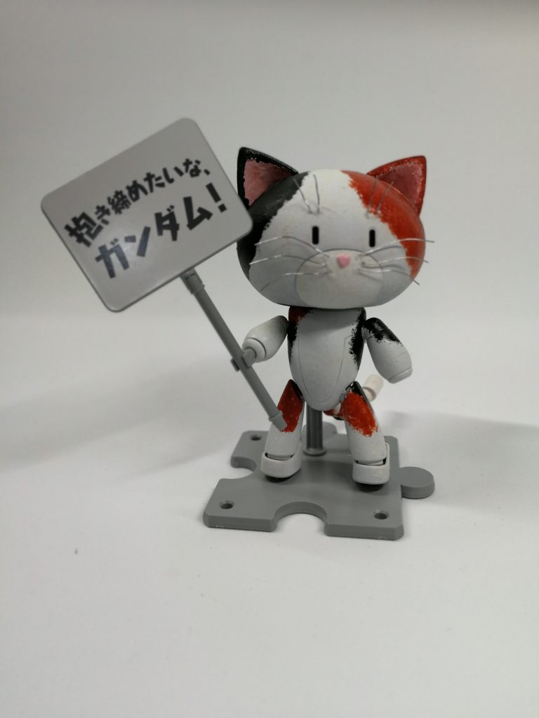 100均のパステルカラーを鉄ヤスリでけずった荒い粉末に水性クリヤーを軽く絡ませ、ポンポン叩くように色付けしています。
髭とまゆげは0.3mmのアルミ線。
この細さ初めて使いましたが、先が鋭いので要注意でした。