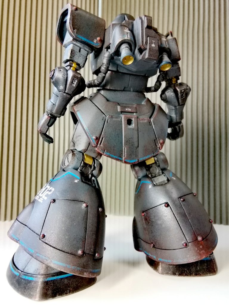 立ち背面のショット。各所の青いラインは付属のシールをマスキングテープ代わりにして入れています。