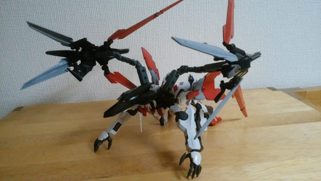 本機の特徴である四足形態への変形機構
主に地上での戦闘時に使用されます。
見ての通りフラウロスの変形機構を参考にしてますので、ノーネイムライフルの反動軽減にもこの形態は使用されます。