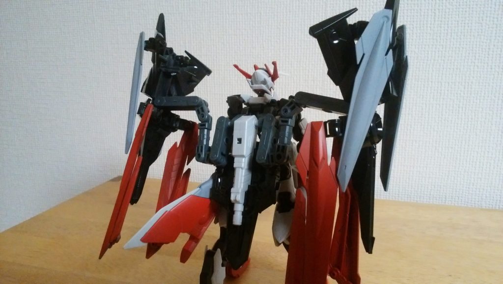 背面
バルバトスのバックパックを外し、バトルアームアームズの本体を接続してます。