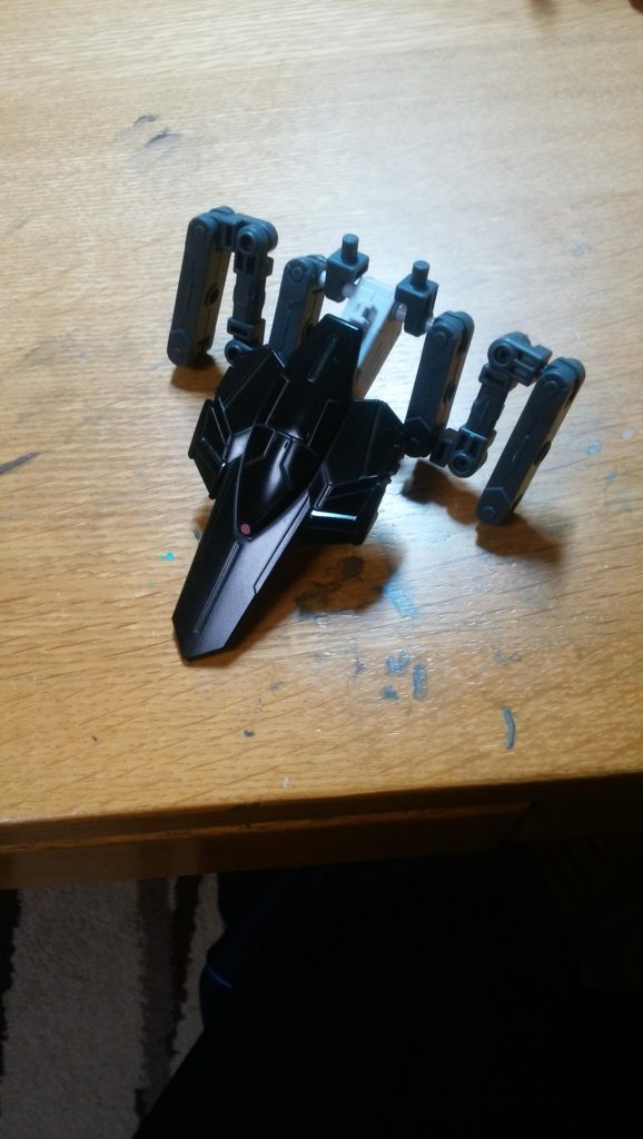 バックパック制作
バトルアームアームズの接続部が3mmで統一されてる事をいかし、2cmほどに切断したランナーを通して、アームを接続しています。