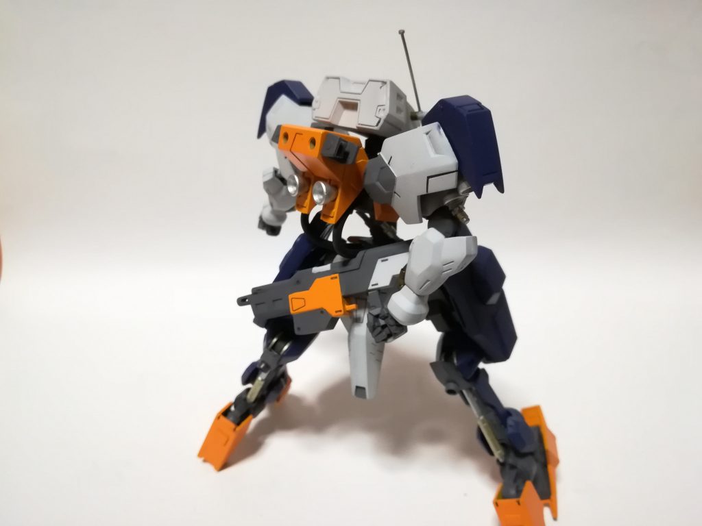 ユーゴーには、銃をつける場所が無いので磁石で付けてます