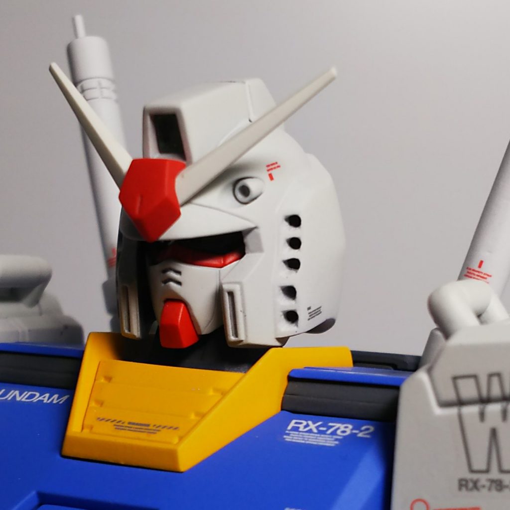 アンテナはオリジン版、アンテナ根元の赤いパーツはマークIIから。耳のダクト開口、フェイスは小さく薄く加工して奥に移動、頭部を前後に延長、後頭部にしゃくれ、チョンマゲは一度切り離して頭頂部削り込み後埋め込んで再接着。