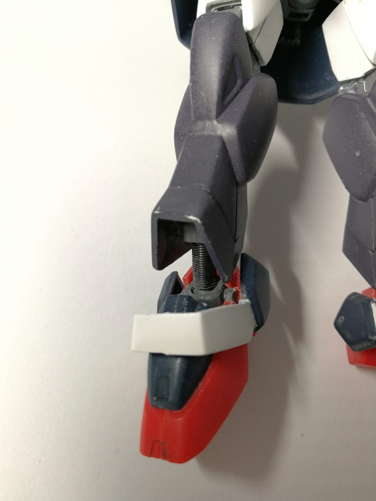 足の裾をプラ板で延長、足首関節は前後スイングするプラ棒を仕込んで自由度をあげました。
プラ棒には4mmスプリングを被せて関節っぽく見せています。