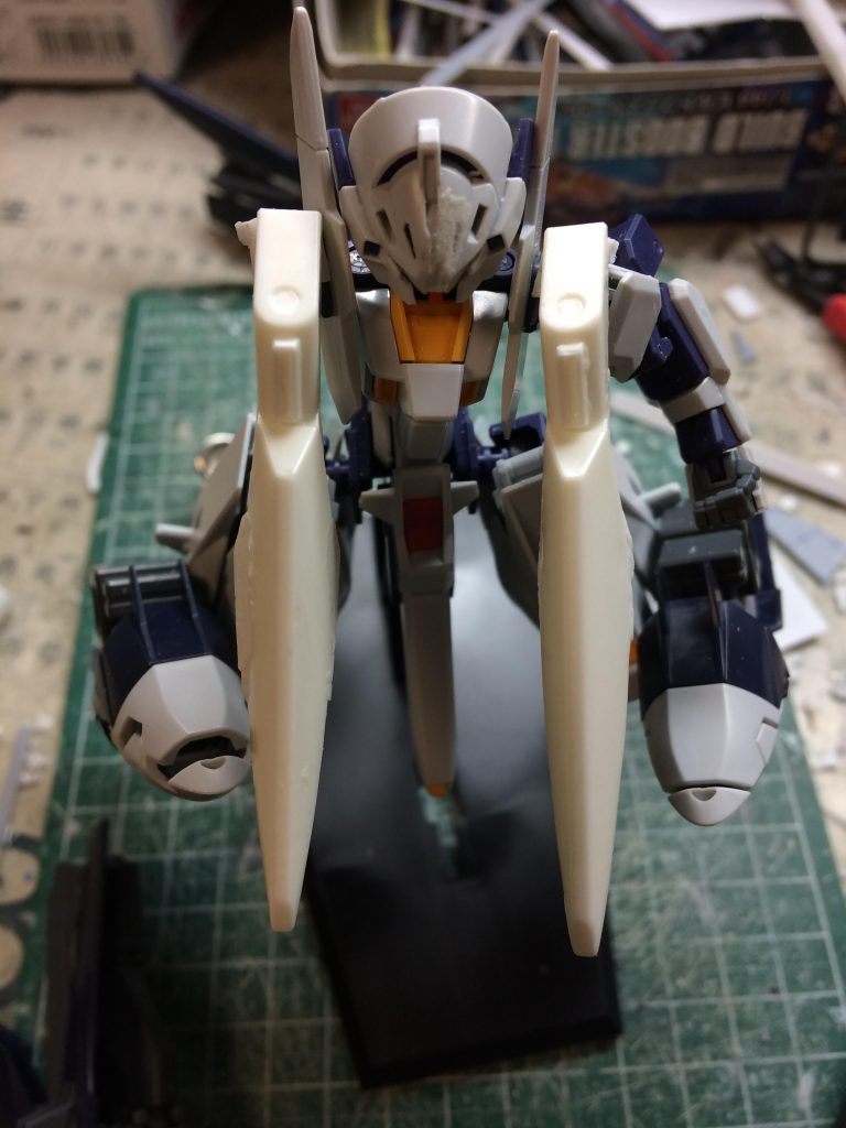 肩のアーム複製し，は軟プラの部分に強引に接着しています．