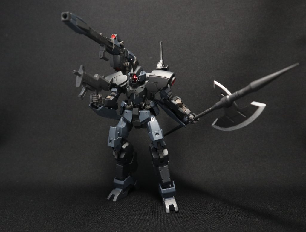 キャノンとマシンガンを構えてのポージング