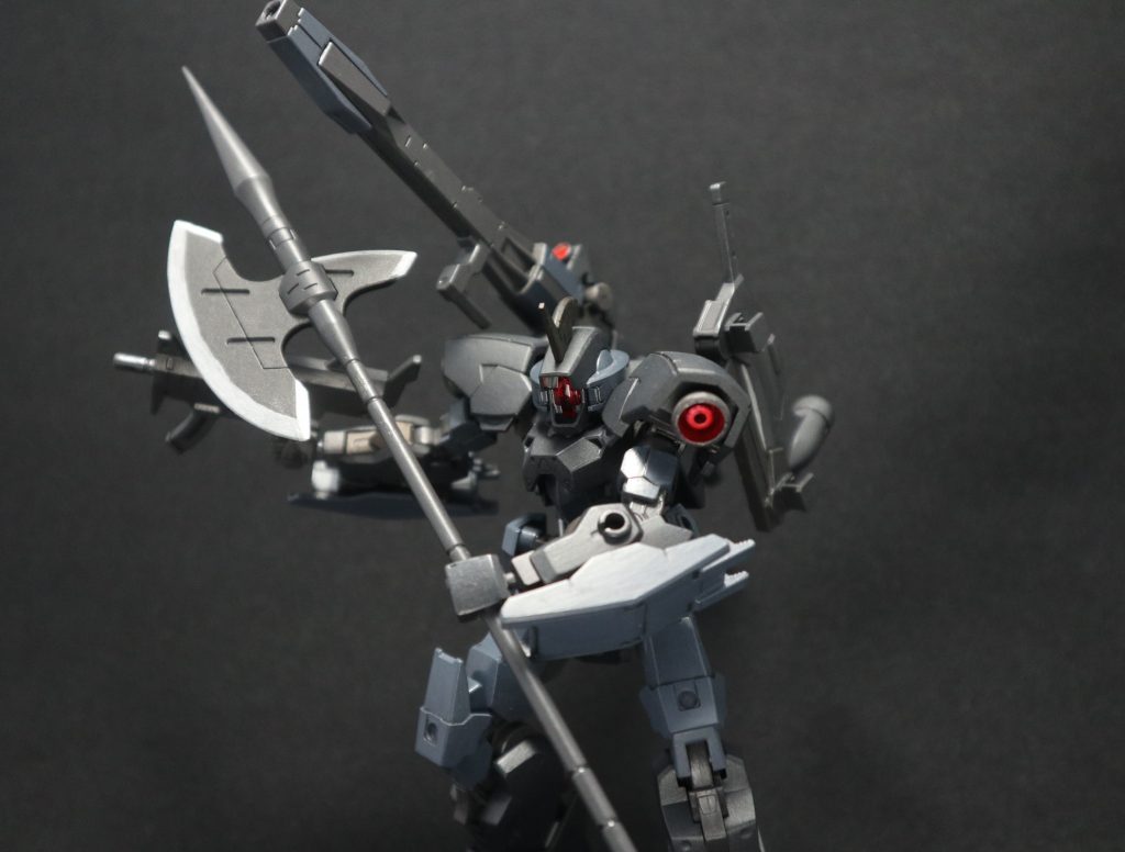 ハルバードを構えての突撃。但し機体運用はキャノンを利用しての火力攻撃が主となる為、滅多に近接戦闘を行わない。