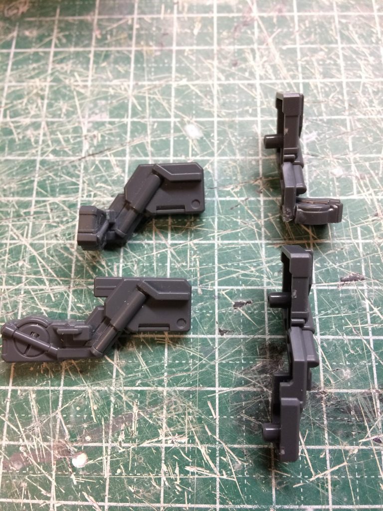 肩のパーツはフライルーのフレームを９０度曲げて使用しています．