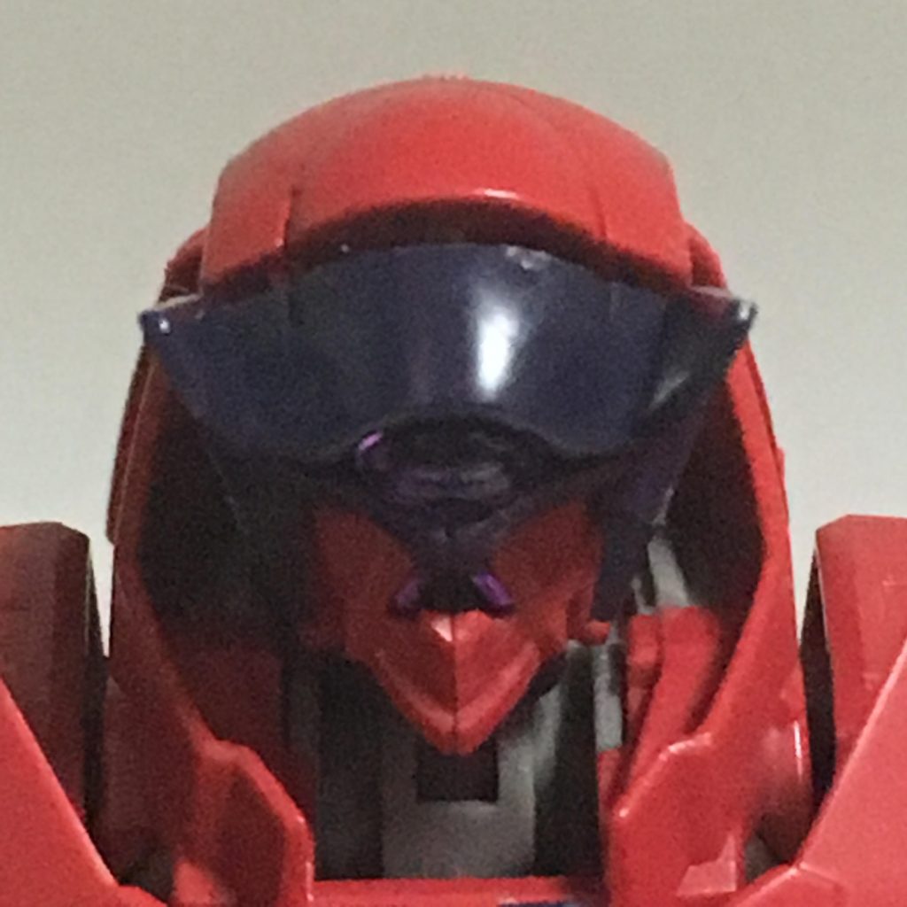 一ツ目モードの頭部。本機にもトランザムシステムが搭載されているが、発動時には頭部のバイザーが下がり、センサー類を眼前の敵1体に収束させて集中解析を行う特殊ロックオン機能「一ツ目モード」へと変化する。なお、この状態はMS形態においてのみ確認することができる。