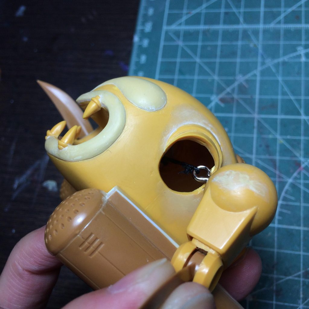 両肩を球体関節人形のようにゴム紐で繋いで、引っ張り合わせて固定。ぷらぷらしません。