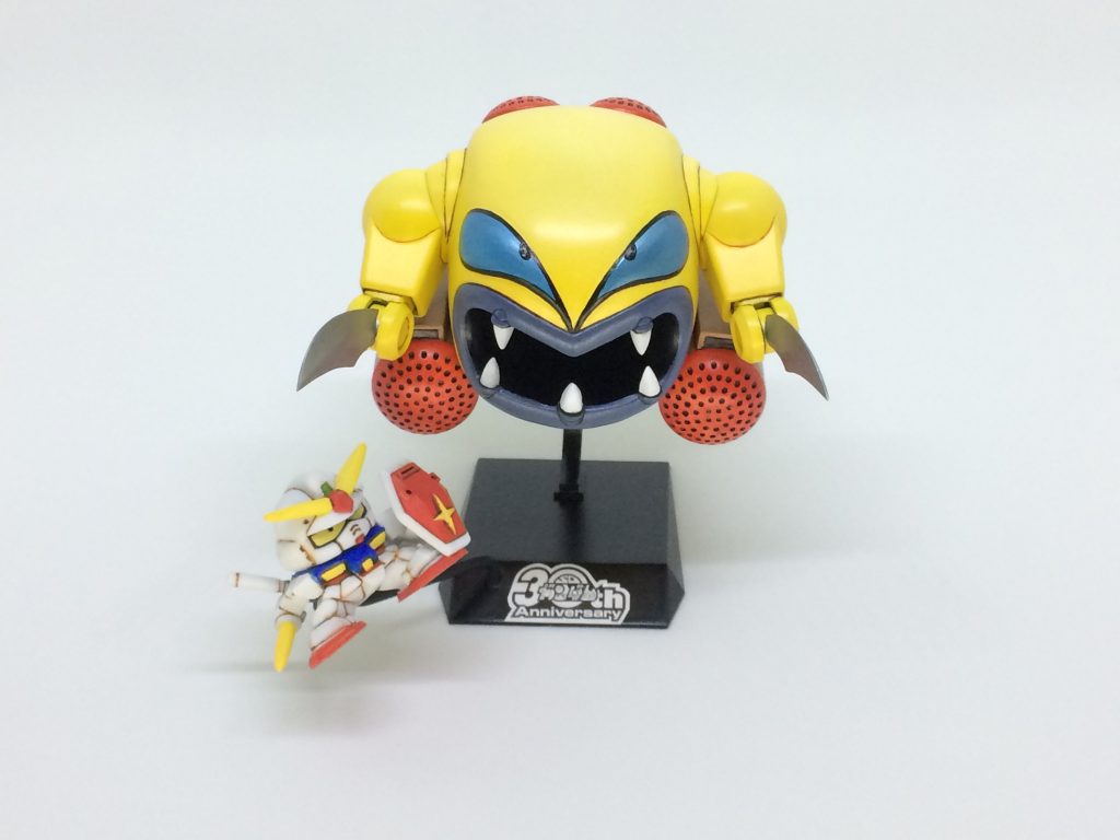 台座のロゴはSDガンダム30周年記念のポーチの包装袋のタグシールを剥がして使用しました。